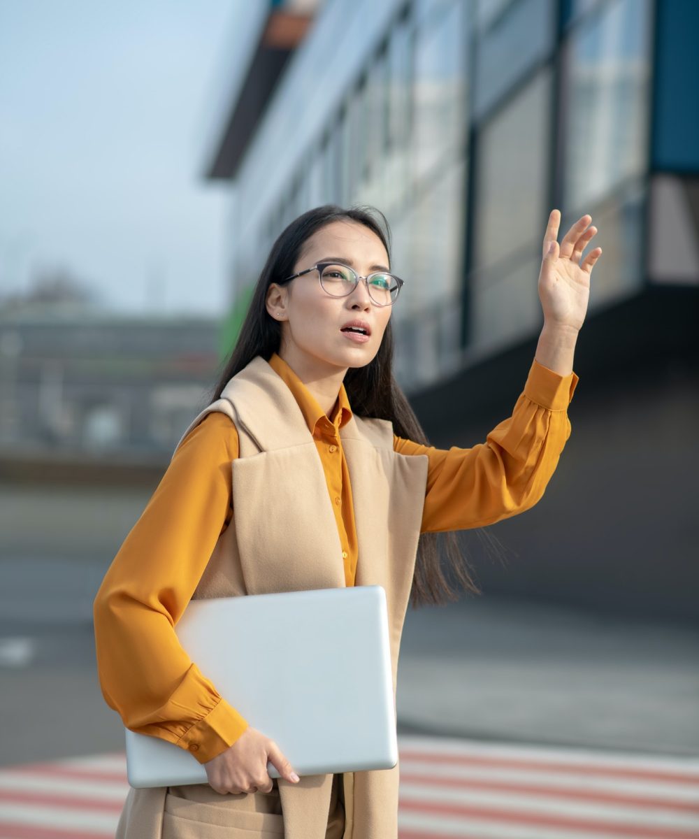 young-asian-pretty-woman-waving-her-hand-on-the-road.jpg Best Private Taxi Service in UAE